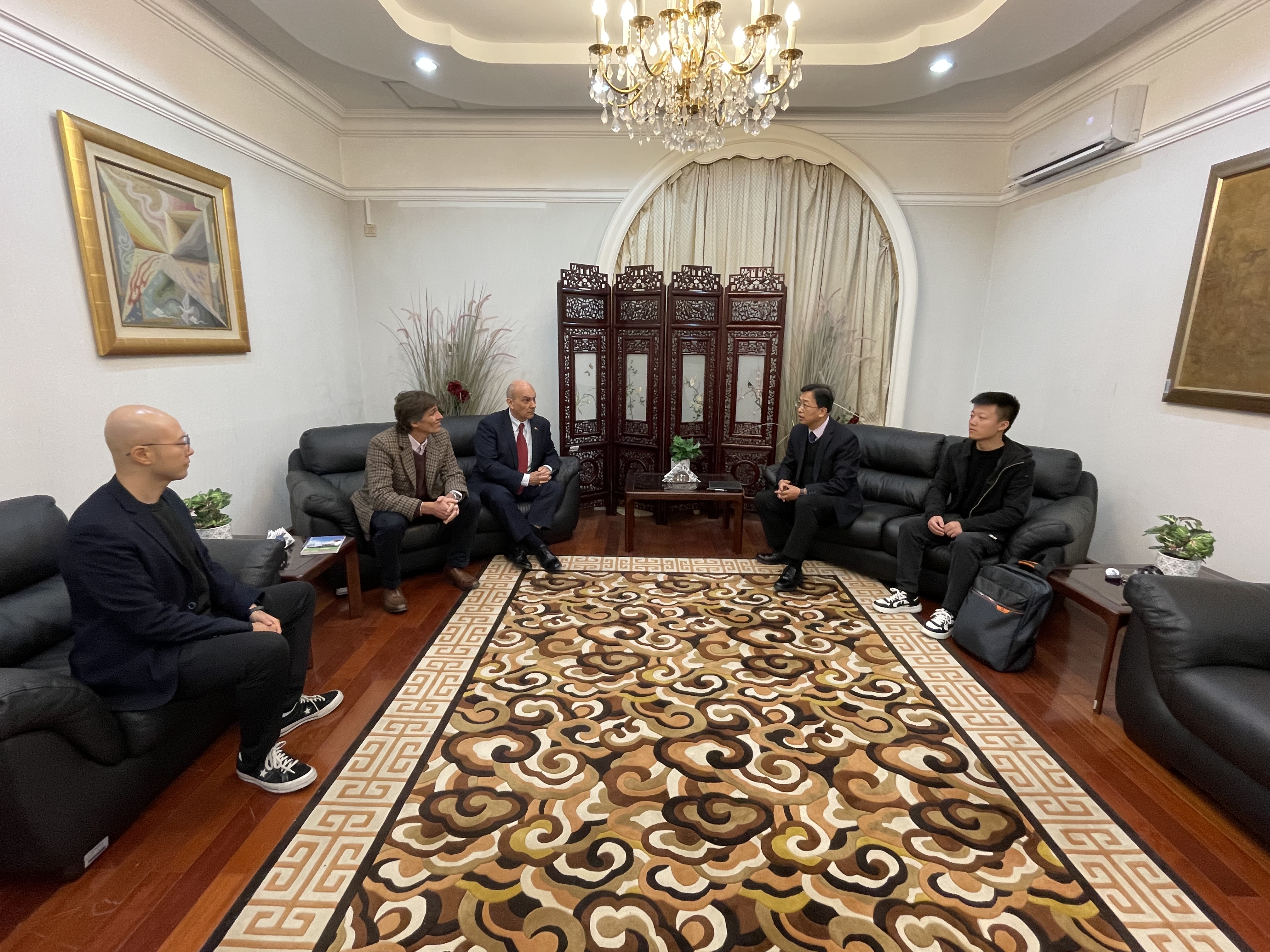 Коммерческий советник Посольства Китая в Министерстве торговли Уругвая Минхуэй Цзян встретился с генеральным секретарем Уругвайско-Китайской торговой палаты Леонардо Коуто, а также с Альфредо Пинтосом и старшим менеджером по продажам за рубежом Цзянай Ду, старшим инженером Дэнгином Дином из Шицзячжуанская компания TonHe Electronics Technologies Co.,Ltd.(Инвентарный код 300491).